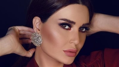 زواج مفاجئ وطفل غاضب.. كواليس لا تعرفها عن كليب "عاملن عقدة" لـ سيرين عبد النور