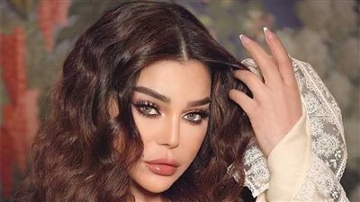 بإطلالات مثيرة للجدل.. فنانة تكسر التقاليد لتحتل الترند