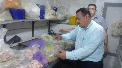 مدير مديرية التموين  يضبط اكل كلاب بمطعم شهير بدمياط