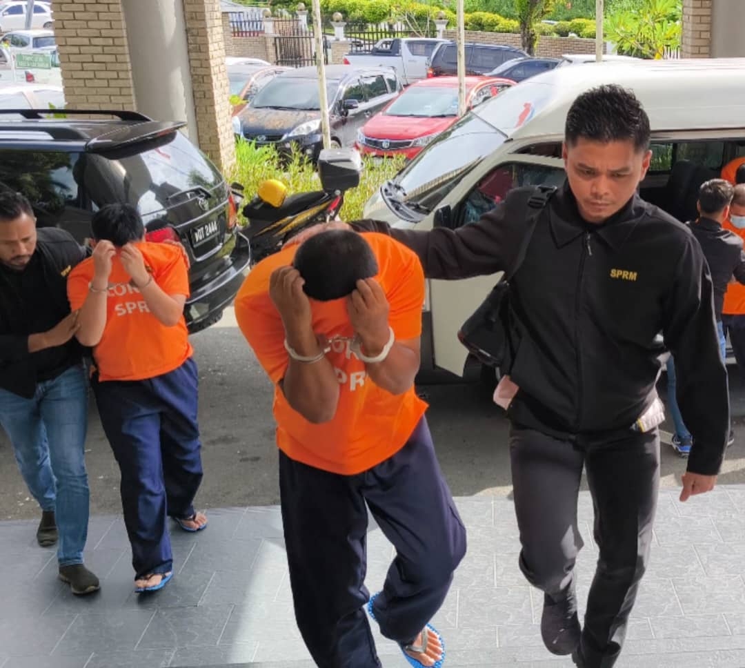 Ex-bank officers among five held for RM300,000 loan bribery scam