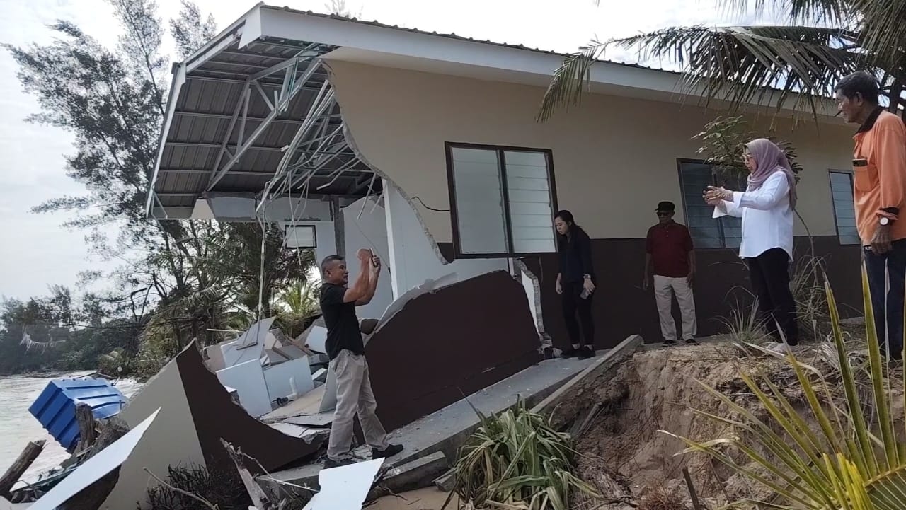 DID called to monitor coastal embankment in Kpg Bungai following house collapse from waves