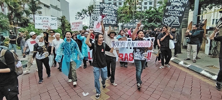 Two student rallies in KK highlight diverging views on governance and corruption
