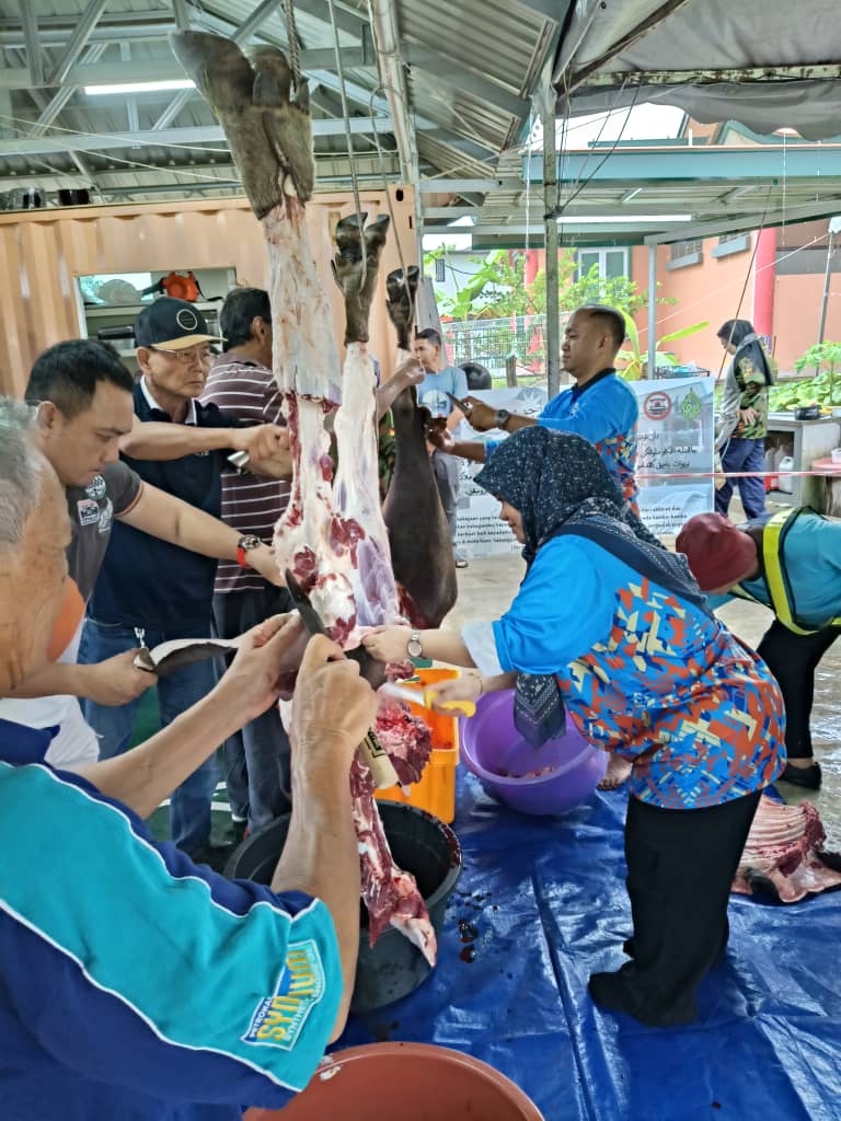 More than 20 asnaf families receive korban meat for Aidiladha from LAKMM