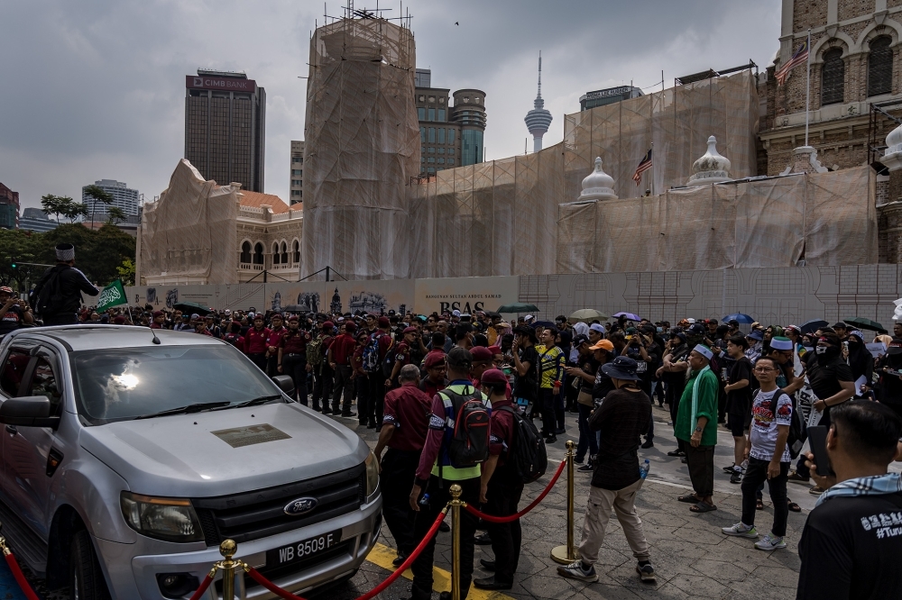 Protesters gather, chant ‘Turun Anwar' as rally kicks off in downtown KL