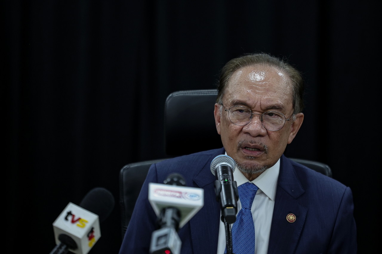 Anwar receives 13MP document for tabling in Parliament tomorrow