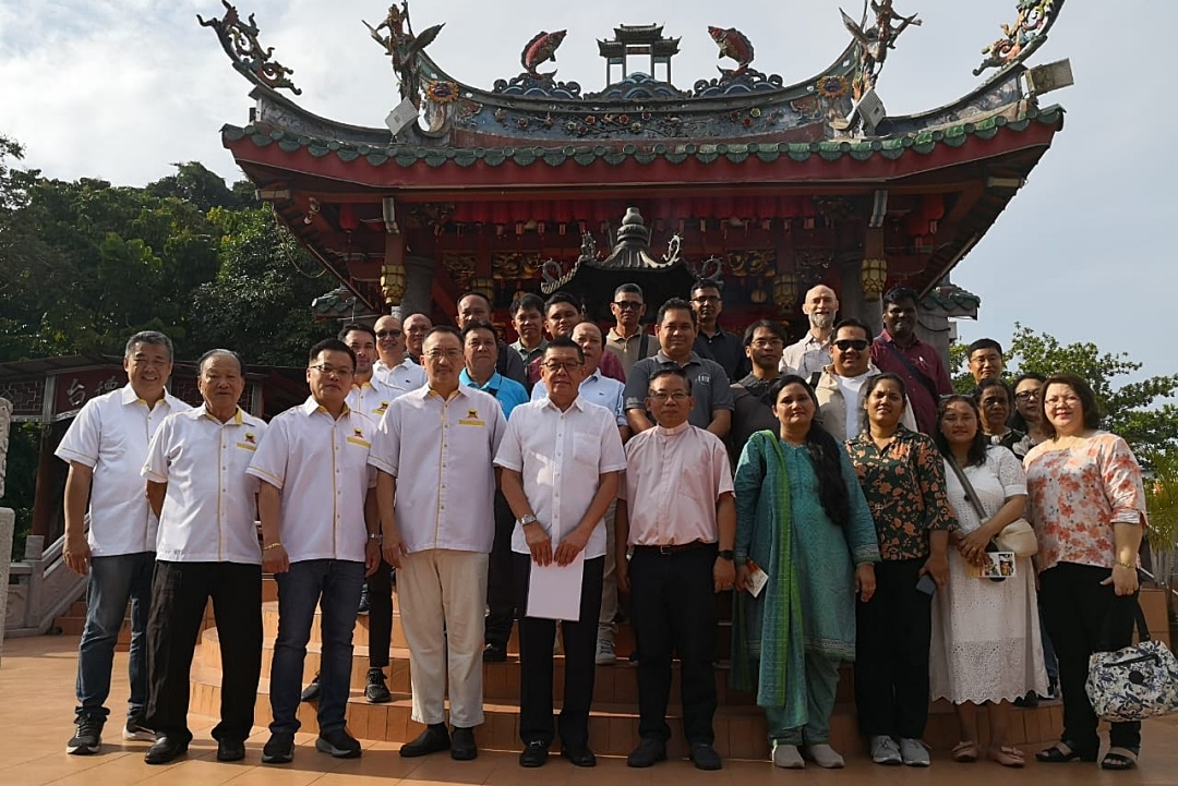 Anglican delegation visits historic Chinese temples in Kuching for cultural exchange