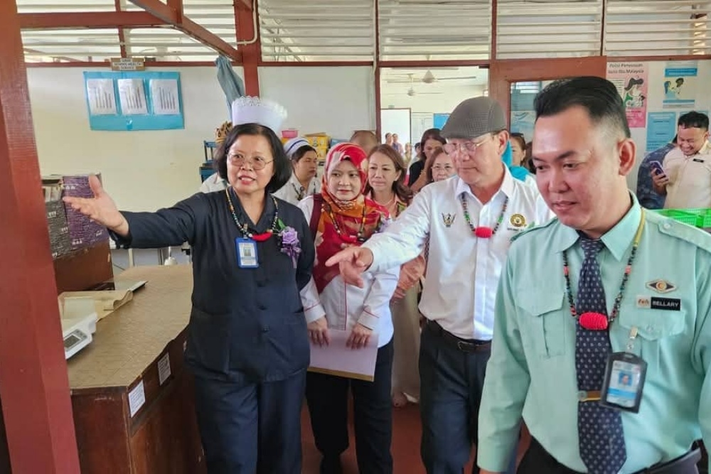 Petronas, Sabati equip Long Banga clinic with essential medical supplies