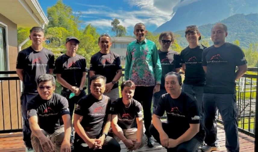 S'pore honours Kinabalu guides with shoes on quake 10th anniversary