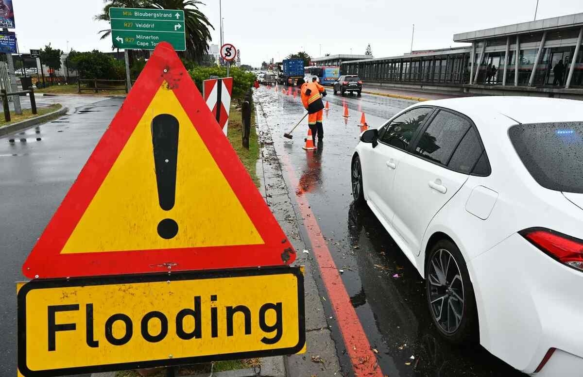 Flooding in low-lying areas in Cape Town [video]