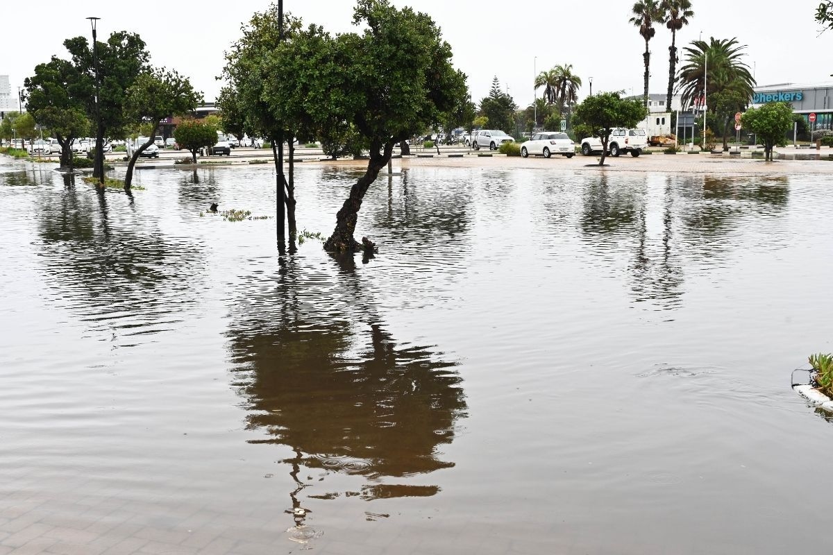 Heavy rainfall causes flooding of Cape Town's low-lying areas
