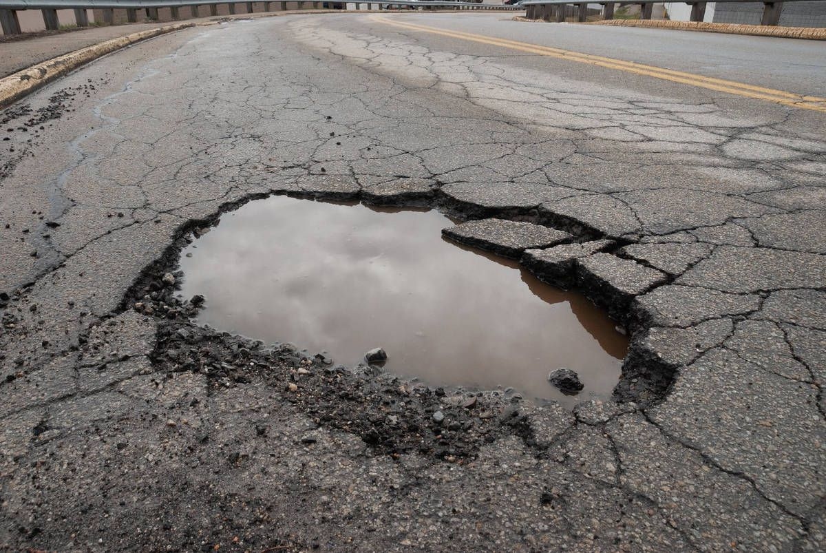 City of Cape Town carries out repairs on potholes