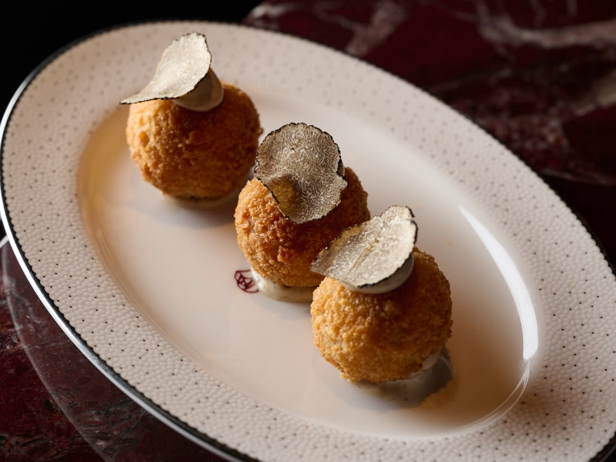 Looking for the perfect date night spot in Dubai? Choose Rose Bar