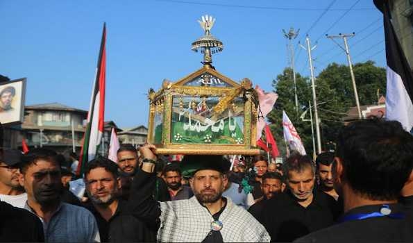 Shia mourners join Muharram procession in Srinagar