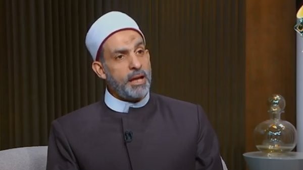 متى يجوز للمرأة وضع العطر خارج المنزل؟ أمين الفتوى يجيب