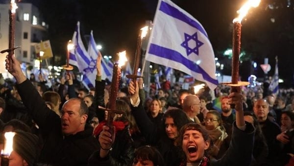 آلاف المتظاهرين يحتشدون وسط تل أبيب للمطالبة بوقف الحرب في غزة وإعادة الأسرى