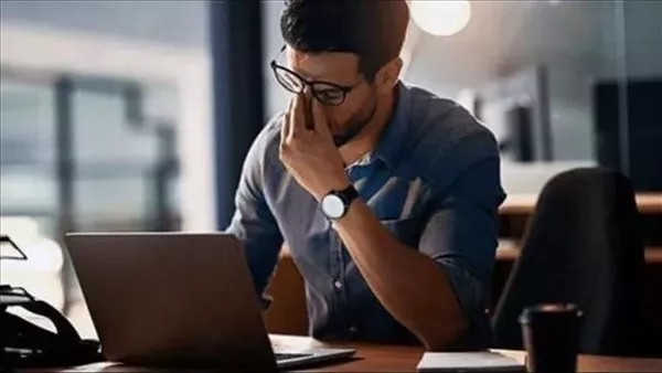 كيف يحمي القانون الموظف من الإساءة ويلزمه في الوقت نفسه بخدمة المواطنين؟