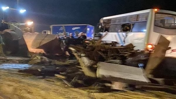حادث تصادم سيارة نقل وأتوبيس على الطريق الإقليمي بالعاشر من رمضان ( فيديو وصور)