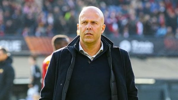 نجم آرسنال وبرشلونة السابق ينضم إلى جهاز أرني سلوت في ليفربول