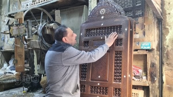 العاشق والمعشوق.. الأرابيسك أشهر الحرف اليدوية.. يزين المساجد والقصور.. ارتفاع الأسعار يهدد باندثار المهنة.. وهذه مراحل تصنيعه (فيديو وصور)