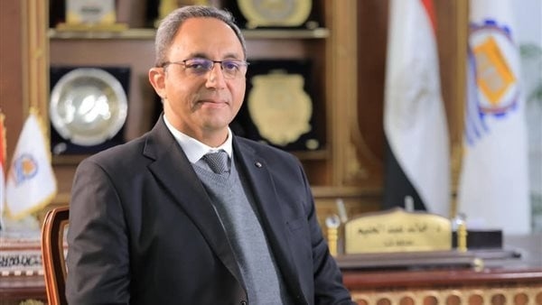 محافظ قنا يناقش 102 طلبًا من مختلف المدن والقرى