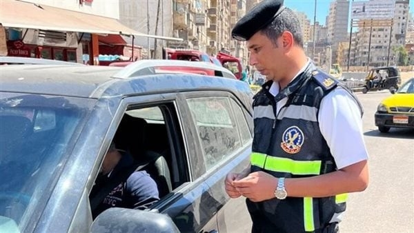المرور: تحرير 863 مخالفة عدم تركيب الملصق الإلكتروني ورفع 37 سيارة ودراجة نارية