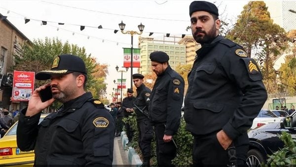إيران تعتقل شخصا خطط لإشعال حرائق قرب قاعدة بحرية شمال البلاد