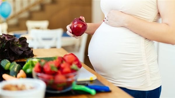 الأطعمة التي يجب تجنبها أثناء الحمل لنمو صحي للجنين