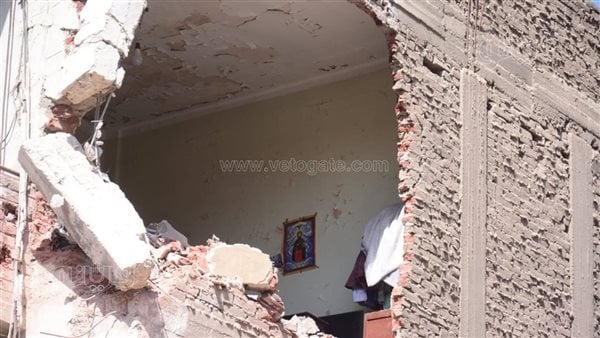 معاينة عقار مصاب بشروخ في شبرا: محمل على عروق خشبية ومتهالك