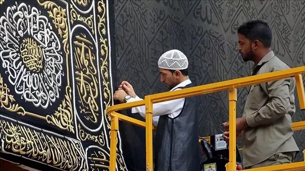 نائب أمير مكة يغسل الكعبة من الداخل (فيديو)