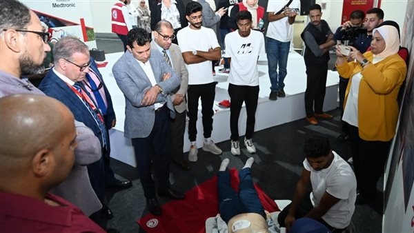 أشرف صبحي يشهد مبادرة "بإيدينا ننقذ حياة" للتوعية بالموت القلبي المفاجئ