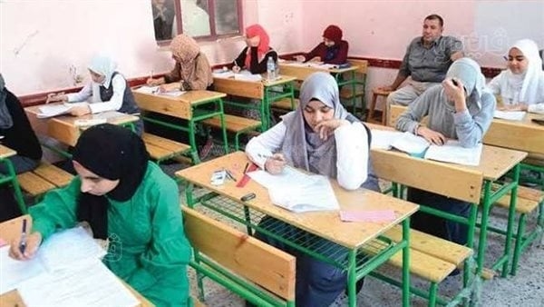 طلاب الثانوية العامة 2025 يؤدون امتحان اللغة الأجنبية الأولى اليوم