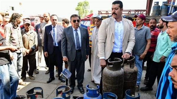 محافظ الدقهلية يتفقد محطة غاز بسنديلة ويكلف التموين بتحرير محضر تلاعب (صور)