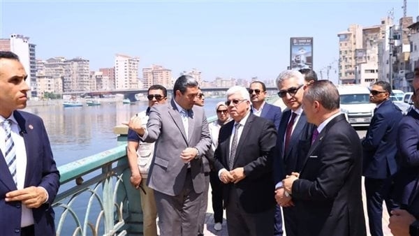 محافظ دمياط ووزير التعليم العالي يتفقدان جسر الحضارة (صور)