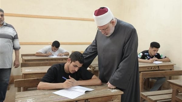وكيل الأزهر يتفقد لجان اللغة الإنجليزية ويطمئن الطلاب ويدعوهم لمواصلة الاجتهاد (صور)