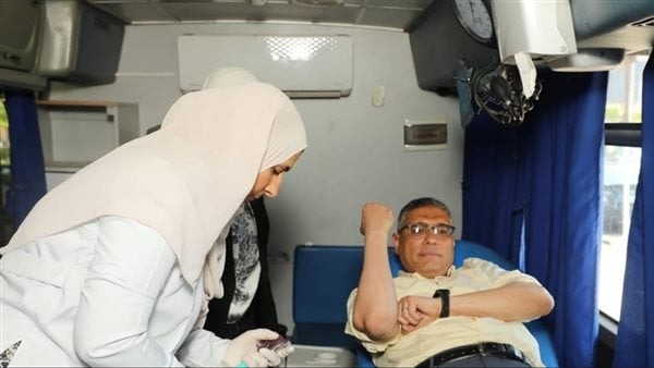 في اليوم العالمي له، محافظ الجيزة يشارك بالتبرع بالدم