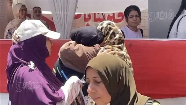 انهيار طالبة بالثانوية العامة في البكاء بعد امتحان اللغة الأجنبية الأولى (فيديو)
