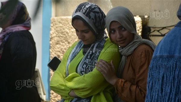 فرحة وبكاء، تباين ردود أفعال طلاب الثانوية العامة بشأن امتحان الإنجليزي (صور)