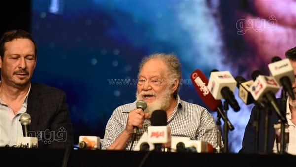 يحيى الفخراني: نفتقد أشرف عبد الغفور، وسميحة أيوب سيدة بـ 100 رجل (فيديو)