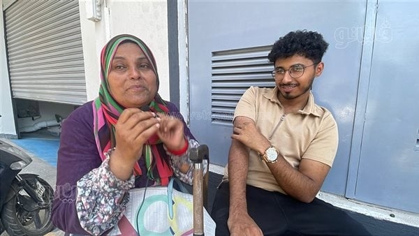 والدة طالب تبكي أمام إحدى لجان الثانوية العامة: واثقة أن الوزير هيتصل بينا (فيديو)