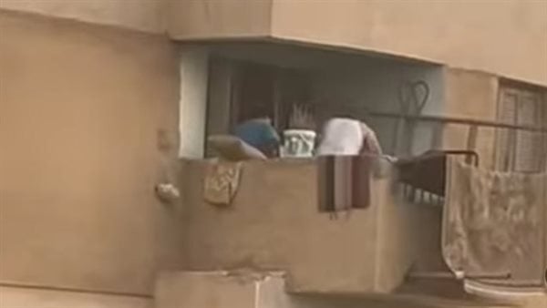 أبوس أيدك يا بابا سيبوني، أب يضرب ابنه بوحشية يثير الغضب والشرطة تتدخل (فيديو)