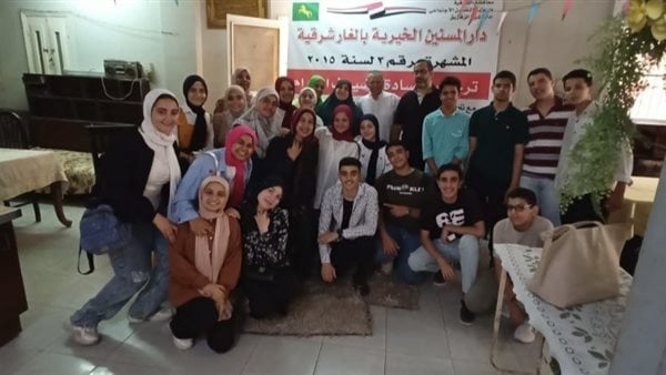 أطفال منتدى الشرقية يزورون نزلاء دار المسنين بقرية الغار