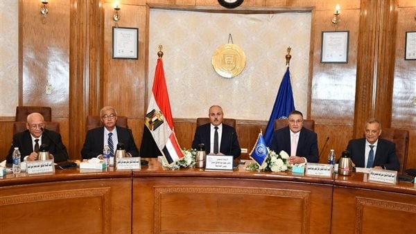 انعقاد لجنة اختيار المرشحين لمنصب عميد كلية الهندسة بجامعة القناة (صور)