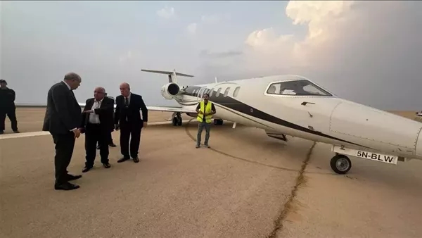 وزير الطيران يتابع حالة هبوط اضطراري لطائرة خاصة أجنبية بمطار القاهرة