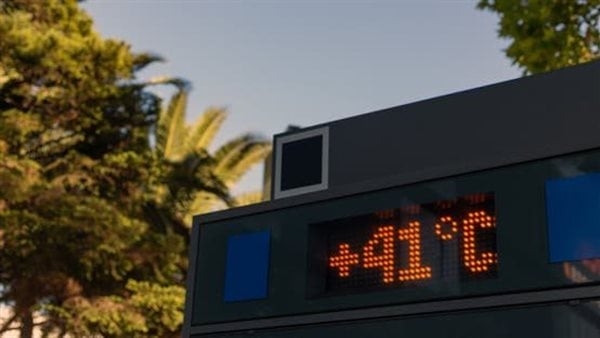 أوروبا تصدر تحذيرات حمراء مع استمرار موجة الحر والحرائق
