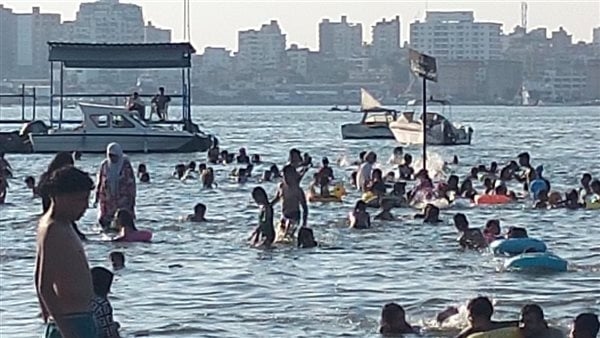 هربا من حرارة الجو بالمنازل، عائلات الإسماعيلية تتوافد على الشواطئ (فيديو وصور)