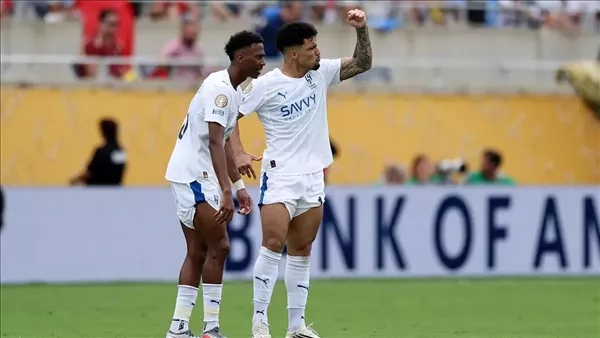 لاعب الهلال السعودي يدخل في مشادة مع أحد المشجعين بعد الخسارة أمام فلومينينسي (فيديو)