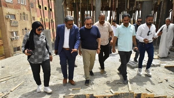 محافظ أسيوط يتفقد مشروع السوق الحضاري بأبنوب تمهيدًا لنقل الباعة الجائلين (صور)