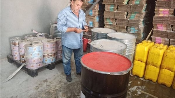 ضبط 35 طن مواد كيميائية و200 كرتونة حلوى مجهولة المصدر في الشرقية