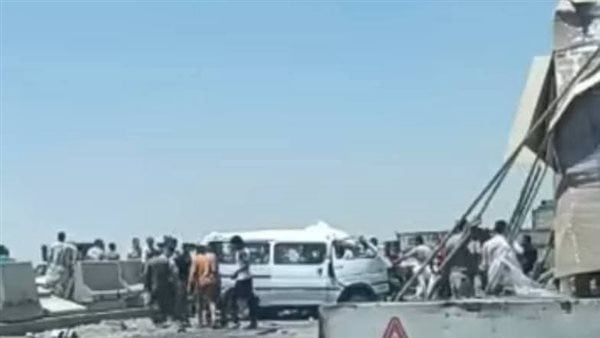 السرعة الزائدة السبب، فريق من المرور يعاين حادث تصادم ميكروباصين على الطريق الإقليمي