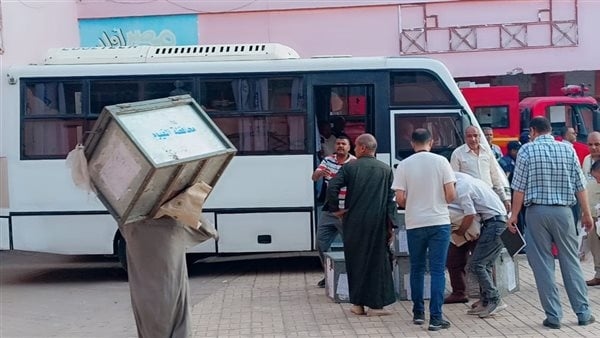وكيل تعليم الفيوم يتابع تسليم أسئلة امتحانات الثانوية العامة بمركز التوزيع